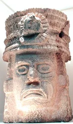 Figur mit Federhut, 500-800 n. Chr.